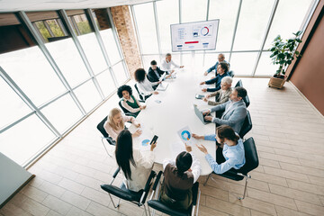 Obraz premium Professional office team collaborates on a project during a meeting in a modern and bright coworking environment.