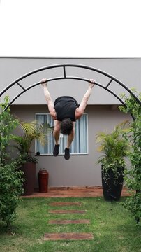 homem forte treina em barras ao ar livre 