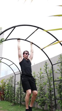 homem forte treina em barras ao ar livre 