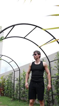 homem forte treina em barras ao ar livre 