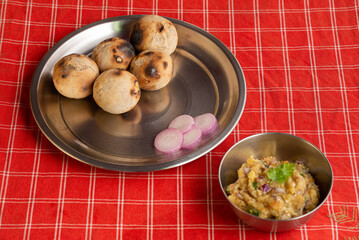 Litti Chokha, the iconic dish of Bihar, is made of wheat balls stuffed with spiced sattu, roasted over fire, and served with mashed potato, brinjal, and tomato. It’s a rustic, flavorful, and cultural 