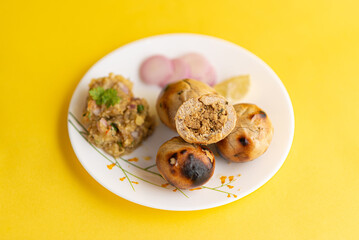 Litti Chokha, the iconic dish of Bihar, is made of wheat balls stuffed with spiced sattu, roasted over fire, and served with mashed potato, brinjal, and tomato. It&rsquo;s a rustic, flavorful, and cultural 