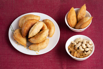 Gujhia, also called Pedakiya or Purukiya in Bihar, is a festive sweet made of flour pockets stuffed with khoya, coconut, and dry fruits. Deep-fried to golden perfection, it’s a Holi and Diwali favorit