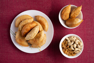 Gujhia, also called Pedakiya or Purukiya in Bihar, is a festive sweet made of flour pockets stuffed with khoya, coconut, and dry fruits. Deep-fried to golden perfection, it’s a Holi and Diwali favorit