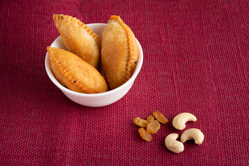 Gujhia, also called Pedakiya or Purukiya in Bihar, is a festive sweet made of flour pockets stuffed with khoya, coconut, and dry fruits. Deep-fried to golden perfection, it’s a Holi and Diwali favorit
