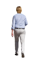 Fototapeta premium Homme blond vu de dos, marchant avec chemise bleue rayée et pantalon clair, bras droit plié, promenade d'été