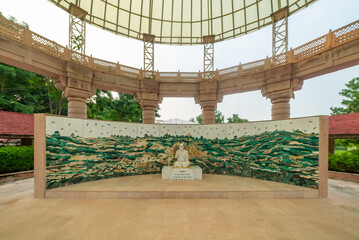 Obraz premium Virayatan, located in Rajgir, Bihar, is a Jain pilgrimage and cultural center founded by Acharya Shri Chandanaji. It promotes spirituality, education, healthcare, and social service, blending faith wi