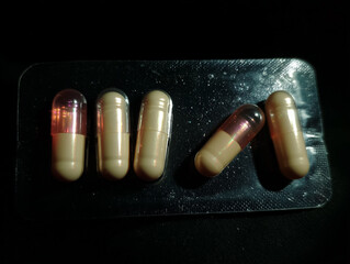 White painkiller tablets 
