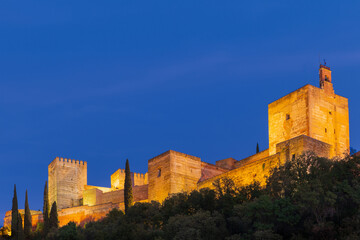 Obraz premium The Alhambra palace lit at night in Granada, Spain.