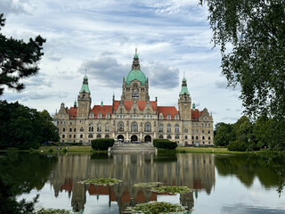 Obraz premium New Town Hall in Hannover, Germany with Reflection in the Lake