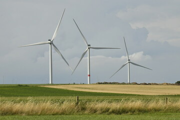 Parc &eacute;olien sous un ciel devenant gris &agrave; Ghislenghien (Ath) 