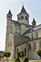 Fototapeta premium Les clochers de l'imposante collégiale Sainte Gertrude à Nivelles 