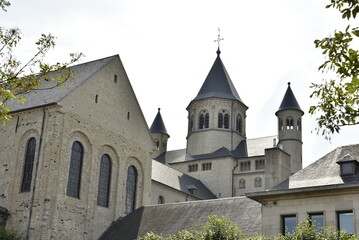 Obraz premium Les trois clochers de l'imposante collégiale Sainte Gertrude à Nivelles 