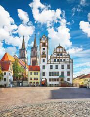 Obraz premium Amazing autumn cityscape of Oschatz central square with Stadtverwaltung and St. Aegidien church.