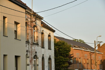 Lumière du coucher de soleil sur les façades des maisons à Écaussinnes-d'Enghien (Soignies)