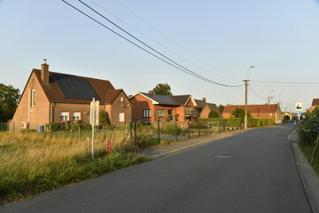 Fototapeta premium Lumière du coucher de soleil sur les maisons modernes à Écaussinnes d'Enghien (Soignies)