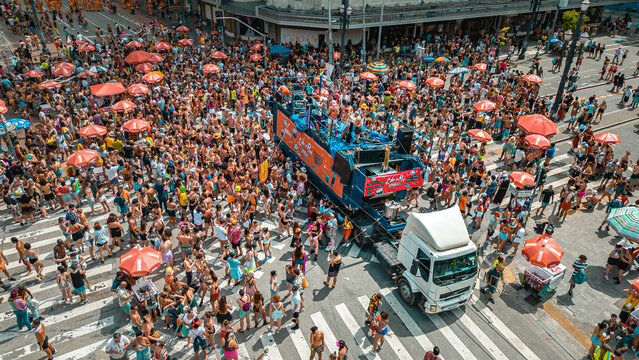 Carnaval Bloco De Rua Festa Folia Desfile Foli&otilde;es Trio El&eacute;trico Banda M&uacute;sica Dan&ccedil;a Multid&atilde;o P&uacute;blico Alegria Cultura Tradi&ccedil;&atilde;o Fantasia Rua Centro S&atilde;o Paulo Pr&eacute;dios Urbano Cidade Ver&atilde;o Evento Divers&atilde;o