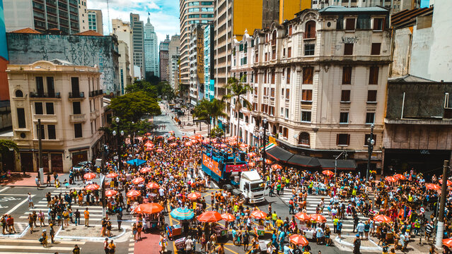 Carnaval Bloco De Rua Festa Folia Desfile Foli&otilde;es Trio El&eacute;trico Banda M&uacute;sica Dan&ccedil;a Multid&atilde;o P&uacute;blico Alegria Cultura Tradi&ccedil;&atilde;o Fantasia Rua Centro S&atilde;o Paulo Pr&eacute;dios Urbano Cidade Ver&atilde;o Evento Divers&atilde;o