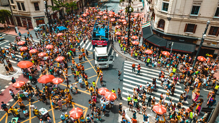 Carnaval Bloco De Rua Festa Folia Desfile Foliões Trio Elétrico Banda Música Dança Multidão Público Alegria Cultura Tradição Fantasia Rua Centro São Paulo Prédios Urbano Cidade Verão Evento Diversão © Pedro