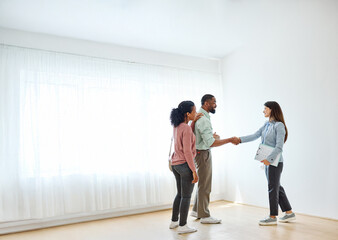 Naklejka premium Female Real Estate Agent Selling And Showing The Modern Apartment To His Young Clients couple and shaking hands agreement deal In The Apartment