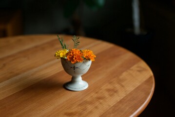 アンティークの小さな陶器に生けたマリーゴールド