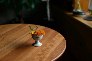 アンティークの小さな陶器に生けたマリーゴールド