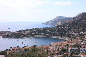 Obraz premium Picturesque view of city, sea and boats under beautiful sky with clouds