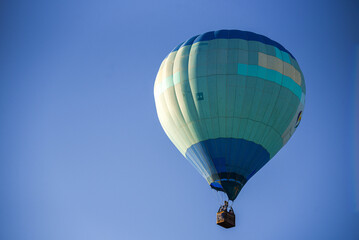 Fototapeta premium Balloons taking off into the blue sky