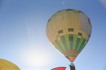 Obraz premium Balloons taking off into the blue sky