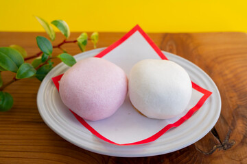 紅白の薯蕷饅頭（じょうよまんじゅう）