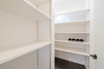 Bright storage space with open shelving system and window light, walk in closet, ウォークインクローゼット,シューズクローゼット