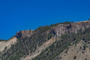 Mammoth Hot Springs. Unconformity on Mount Everts in Yellowstone National Park , Wyoming. Huckleberry Ridge Tuff ( Pleistocene ) with Sedimentary rocks ( Paleocene and Mesozoic )