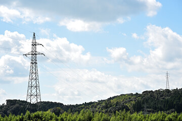 鉄塔と山の風景