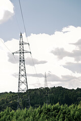 見上げる美しい鉄塔