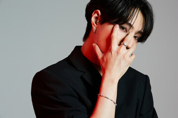 メイクをしたクールなアジアの若い男性のポートレート