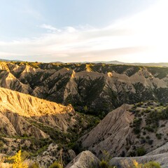 Obraz premium Eroded hills and ravines bathed in golden light
