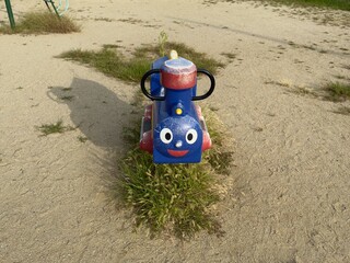 公園に設置された子供用機関車の乗り物
