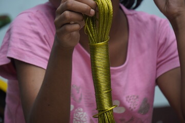 Durable plastic-coated wire rope clothesline, weather-resistant, flexible, anti-rust, strong grip for hanging clothes indoors and outdoors.