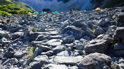 北アルプス　秋の涸沢カール　テント場根の道
