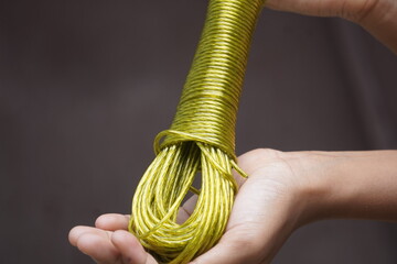 Durable plastic-coated wire rope clothesline, weather-resistant, flexible, anti-rust, strong grip for hanging clothes indoors and outdoors.