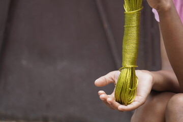 Durable plastic-coated wire rope clothesline, weather-resistant, flexible, anti-rust, strong grip for hanging clothes indoors and outdoors.