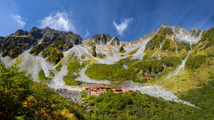 北アルプス　秋の涸沢カール　穂高連峰の絶景