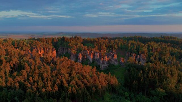 Drone footage capturing the sandstone rock formations of Prachovsk&eacute; sk&aacute;ly at sunset, located within the stunning Bohemian Paradise Česk&yacute; r&aacute;j UNESCO Geopark in the Czech Republic.