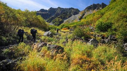 北アルプス　秋の涸沢カールへの道　穂高連峰の絶景　奥穂高岳
