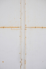 灰色の古い鉄扉