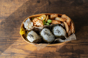 手作りのおいしい曲げわっぱのおにぎり弁当