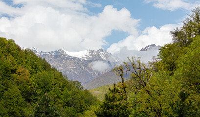 Obraz premium A mountain range with snow on the top and a clear blue sky