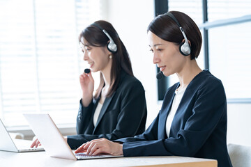ヘッドセットを着けたオペレーターが電話対応する様子