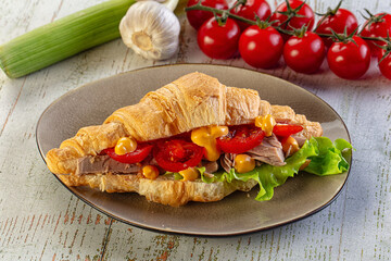 Croissant with tuna, tomato and salad