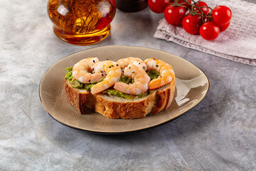 Sandwich with prawn and avocado
